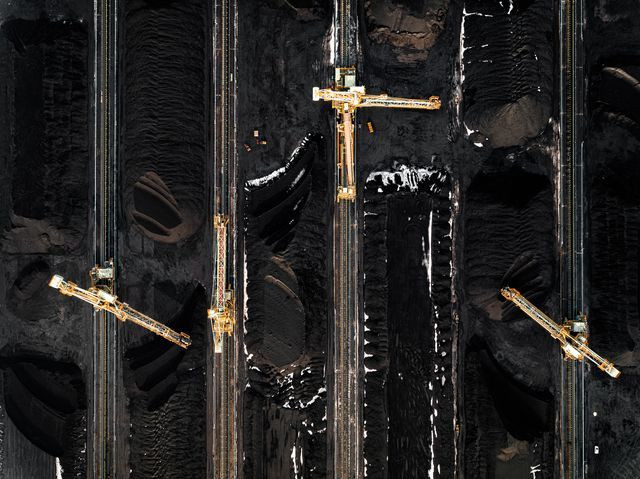 Các máy xúc than cung cấp cho trạm điện Tomato-Atsuma của Tomakomai, Nhật Bản. Nhà máy này đủ cấp năng lượng cho 800.000 gia đình mỗi năm. (Nguồn: National Geographic)