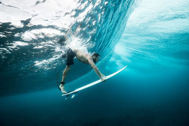 Một người lướt ván ở quần đảo Mentawai ngoài khơi Indonesia. (Nguồn: National Geographic)