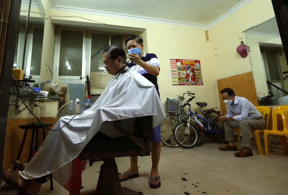 Dịch vụ cắt tóc mở cửa trở lại từ sáng 22/6. (Ảnh: Hoàng Hiếu/TTXVN)