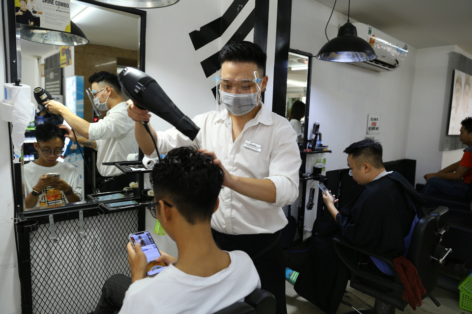Một cửa hàng cắt tóc, gội đầu trên phố Lạc Trung đông khách trong ngày mở cửa trở lại. (Ảnh: Hoàng Hiếu/TTXVN)