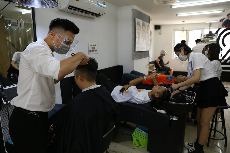 Một cửa hàng cắt tóc, gội đầu trên phố Lạc Trung đông khách trong ngày mở cửa trở lại. (Ảnh: Hoàng Hiếu/TTXVN)