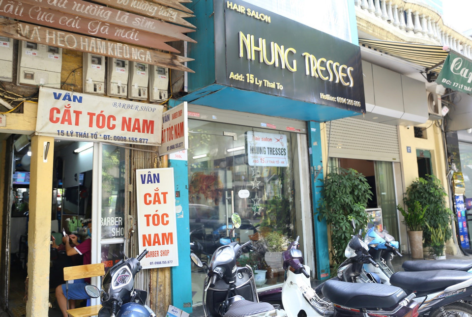 Các hàng cắt tóc phố Lý Thái Tổ đã mở cửa từ sáng 22/6. (Ảnh: Hoàng Hiếu/TTXVN)