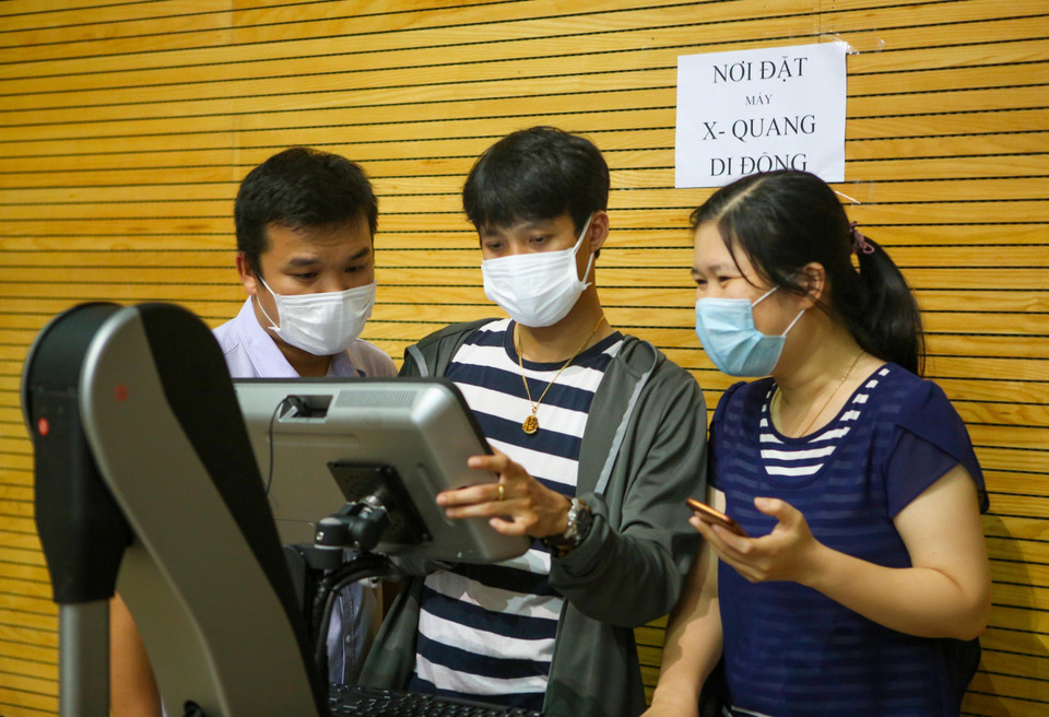  Nhân viên y tế đang được tập huấn sử dụng thiết bị chụp X - Quang di động trong bệnh viện dã chiến. (Ảnh: Trần Lê Lâm/TTXVN)