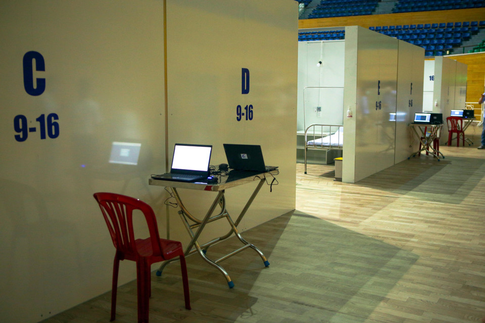  Để tránh nhiễm khuẩn bệnh viện không dùng giấy tờ, mọi việc đều được xử lý trên máy tính đặt tại mỗi khu điều trị. (Ảnh: Trần Lê Lâm/TTXVN)