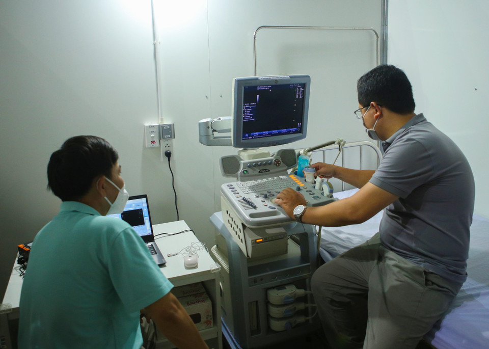 Thiết bị máy siêu âm hiện đại được lắp đặt trong Bệnh viện dã chiến Cung thể thao Tiên Sơn. (Ảnh: Trần Lê Lâm/TTXVN)