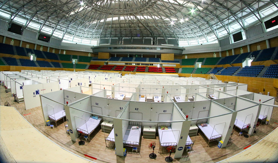 Các khu vực giường bệnh đã sẵn sàng hoạt động bên trong Bệnh viện dã chiến Cung thể thao Tiên Sơn. (Ảnh: Trần Lê Lâm/TTXVN)