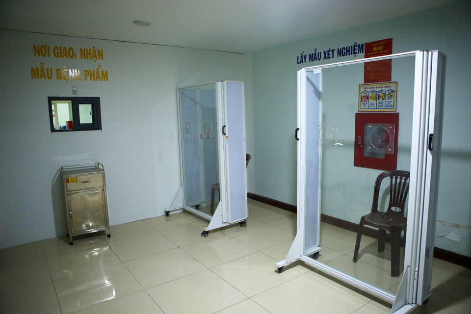 Các phòng kính chống giọt bắn được lắp đặt tại khu vực lấy mẫu bệnh phẩm cho bệnh nhân để đảm bảo an toàn cho nhân viên y tế khi lấy mẫu bệnh. (Ảnh: Trần Lê Lâm/TTXVN)