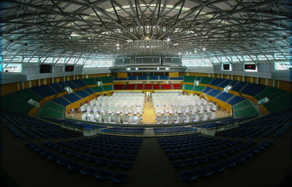 Toàn cảnh Bệnh viện dã chiến Cung thể thao Tiên Sơn được lắp đặt hoàn thành trong Cung Thể thao Tiên Sơn có mái che, giai đoạn 1 triển khai 300 giường điều trị. (Ảnh: Trần Lê Lâm/TTXVN)