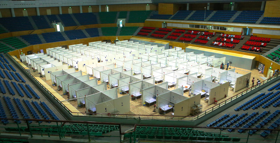 Bệnh viện dã chiến Cung thể thao Tiên Sơn được lắp đặt dã chiến trong Cung Thể thao Tiên Sơn có mái che, giai đoạn 1 triển khai 300 giường điều trị. (Ảnh: Trần Lê Lâm/TTXVN)