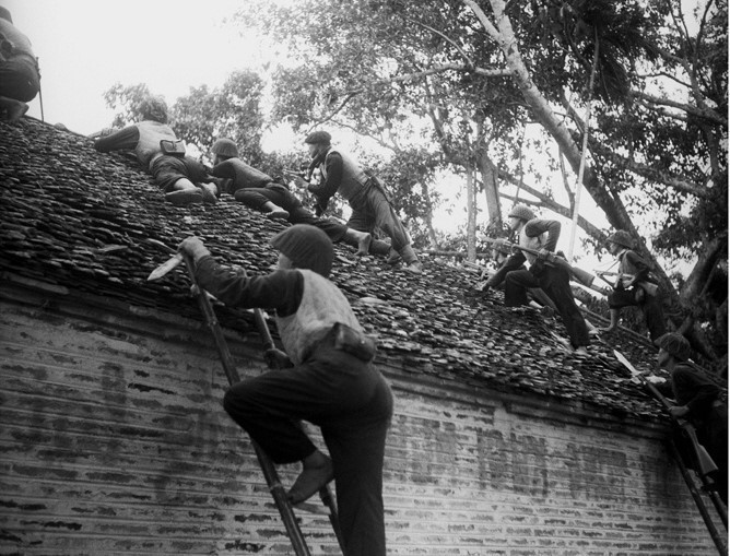 Sau Cách mạng Tháng Tám, trước dã tâm của thực dân Pháp quay trở lại, dùng vũ lực hòng đặt lại ách thống trị trên đất nước ta một lần nữa, toàn dân tộc Việt Nam đã nhất tề đứng lên kháng chiến, chống thực dân Pháp xâm lược theo Lời kêu gọi toàn quốc kháng chiến ngày 19/12/1946 của Chủ tịch Hồ Chí Minh. Trong ảnh: Các chiến sỹ Vệ Quốc đoàn chiến đấu kiên cường, bảo vệ từng ngôi nhà, tấc đất của Thủ đô trong những ngày đầu Toàn quốc kháng chiến, tháng 12/1946. (Ảnh: Tư liệu TTXVN)