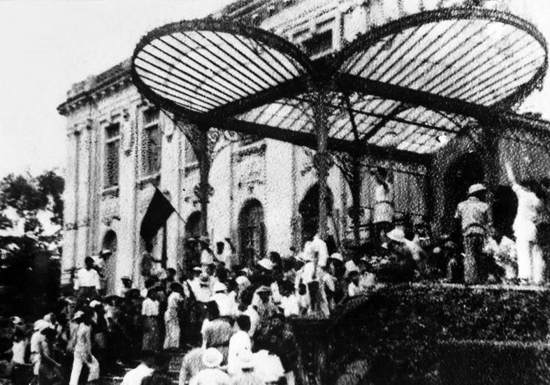 Ngày 19/8/1945, sau cuộc míttinh tại Quảng trường Nhà hát lớn, quần chúng nhân dân Thủ đô đã đánh chiếm Bắc Bộ phủ, cơ quan đầu não của chính quyền tay sai Pháp ở Bắc Bộ. Cách mạng tháng Tám là một bài học lịch sử, mở ra một thời đại mới ở Việt Nam, thời đại nhân dân Việt Nam làm chủ đất nước, làm chủ vận mệnh của chính mình. (Ảnh: TTXVN)