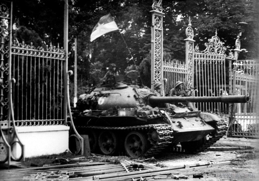 Ngày 30/4/1975, xe tăng quân Giải phóng băng qua cánh cổng sắt, đánh chiếm Phủ Tổng thống ngụy Sài Gòn, kết thúc oanh liệt cuộc trường chinh 30 năm chống ngoại xâm của dân tộc, thống nhất hoàn toàn đất nước. (Ảnh: Mai Hưởng/TTXVN)