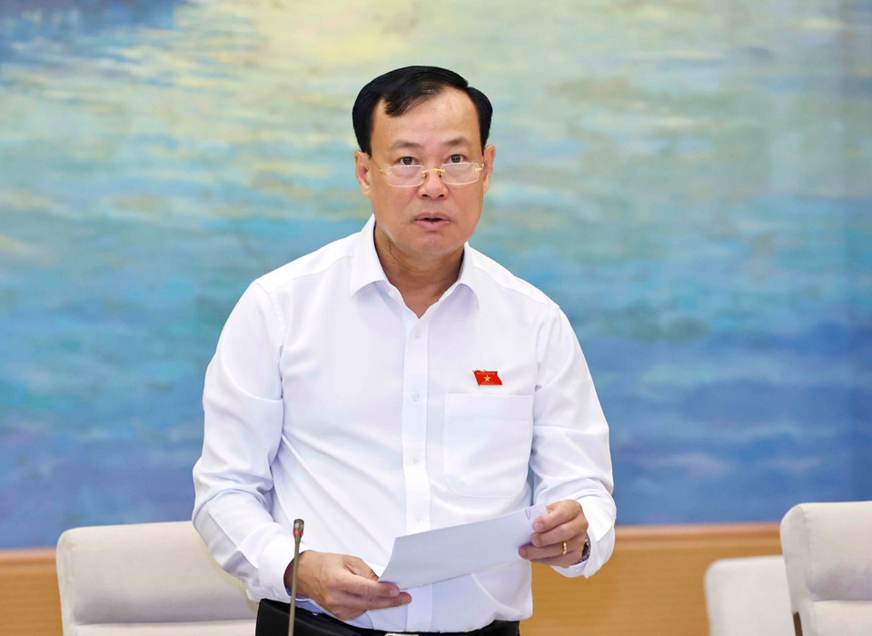 Chủ nhiệm Uỷ ban Quốc phòng-An ninh của Quốc hội Lê Tấn Tới trình bày tóm tắt báo cáo. (Ảnh: Doãn Tấn/TTXVN)