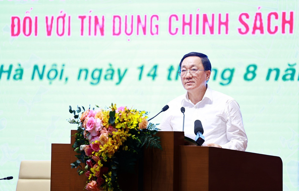 Tổng Giám đốc Ngân hàng Chính sách xã hội Dương Quyết Thắng báo cáo tổng kết kết quả 10 năm thực hiện Chỉ thị 40 về tín dụng chính sách xã hội. (Ảnh: Dương Giang/TTXVN)