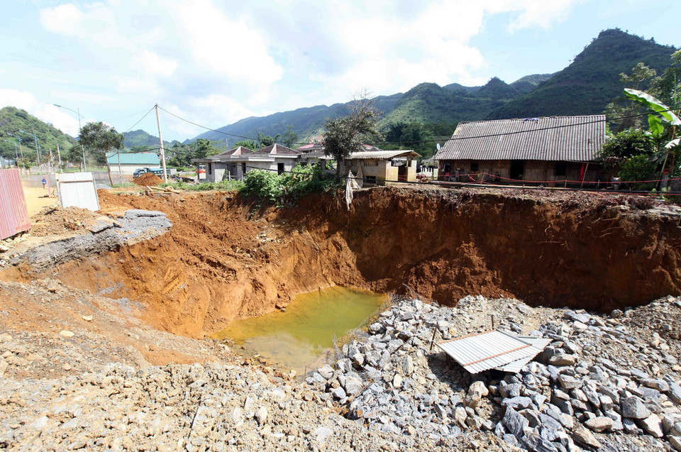 Hố caster xuất hiện ngay sát nhà ông Vàng A Nhà tại bản Sùng Chô, xã Nậm Loỏng.(Ảnh: Quý Trung/TTXVN)
