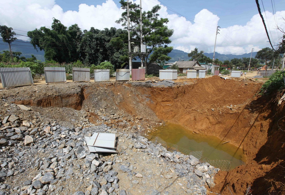 Hố caster rộng hàng trăm mét vuông tại bản Sùng Chô, xã Nậm Loỏng, gây nguy hiểm cho các phương tiện tham gia giao thông. (Ảnh: Quý Trung/TTXVN)