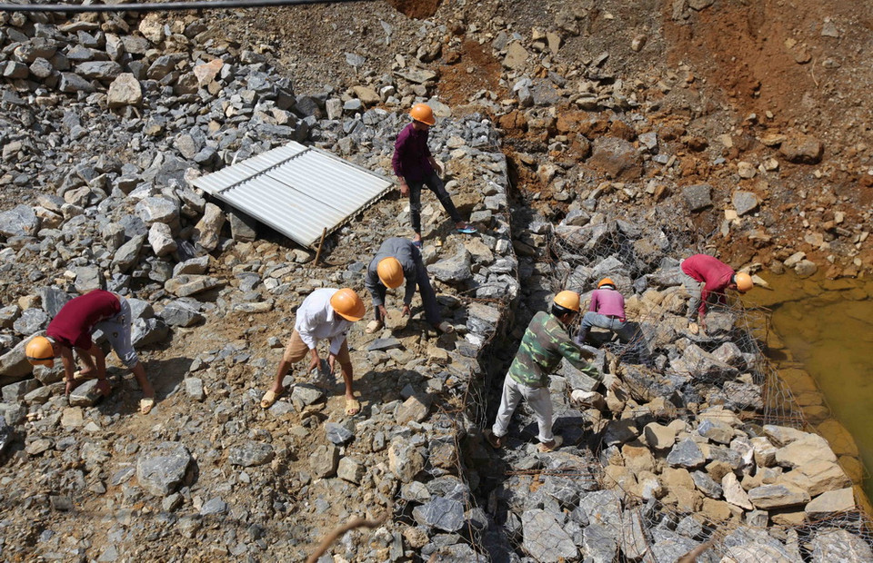 Các đơn vị khẩn trương thi công khắc phục hố caster tại bản Sùng Chô, xã Nậm Loỏng. (Ảnh: Quý Trung/TTXVN)