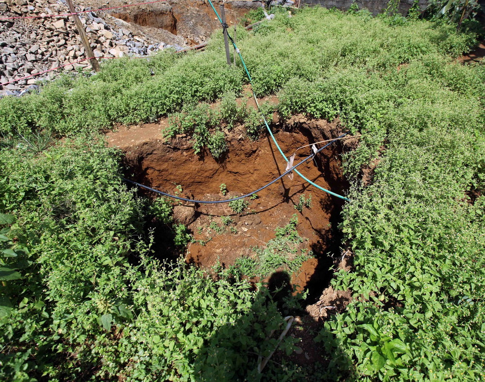 Nhiều hố caster nhỏ có diện tích gần 10m2 xuất hiện tại vườn nhà ông Vàng A Nhà, bản Sùng Chô, xã Nậm Loỏng. (Ảnh: Quý Trung/TTXVN)