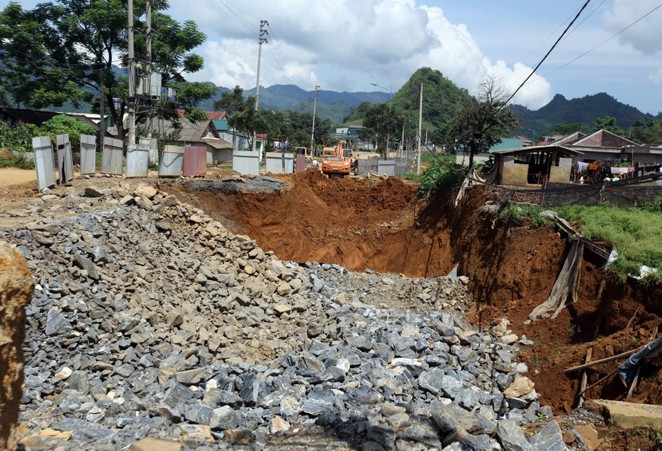 Hố cát - tơ xuất hiện ngay sát căn nhà của nhà gia đình ông Vàng A Nhà, bản Sùng Chô. (Ảnh: Quý Trung/TTXVN)
