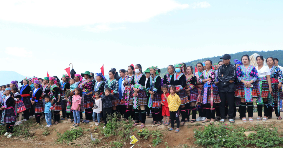 Phụ nữ Mông với trang phục truyền thống đi chơi hội. (Ảnh: Nguyễn Oanh/TTXVN)