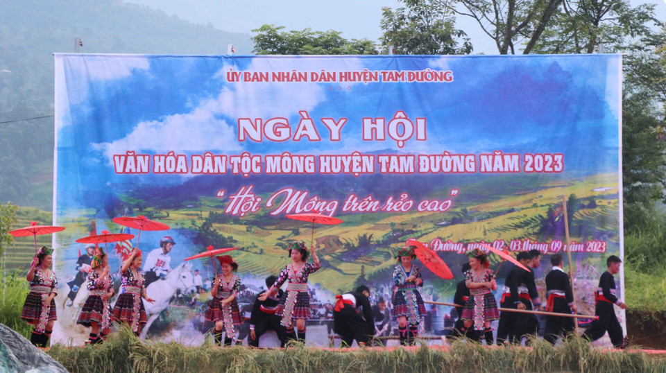 Tiết mục văn nghệ tại Ngày hội văn hóa dân tộc Mông huyện Tam Đường 2023. (Ảnh: Nguyễn Oanh/TTXVN)