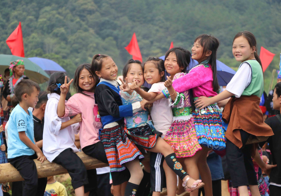 Trẻ em người Mông chơi vui cùng chiếc bập bênh trong ngày hội. (Ảnh: Nguyễn Oanh/TTXVN)