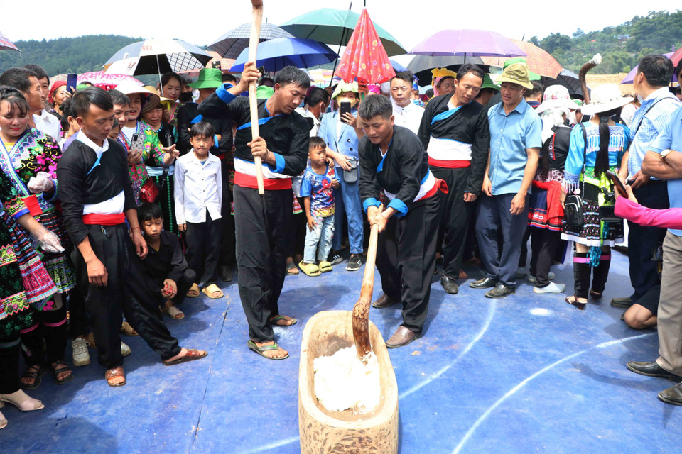 Phần thi giã bánh dày. (Ảnh: Nguyễn Oanh/TTXVN)