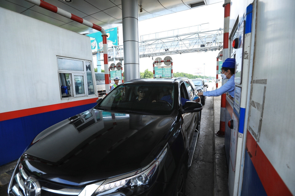 Các trường hợp vi phạm trong ngày đầu tiên sẽ được hướng dẫn cách nạp tiền vào tài khoản khi đi qua trạm thu phí. (Ảnh: Tuấn Anh/TTXVN)