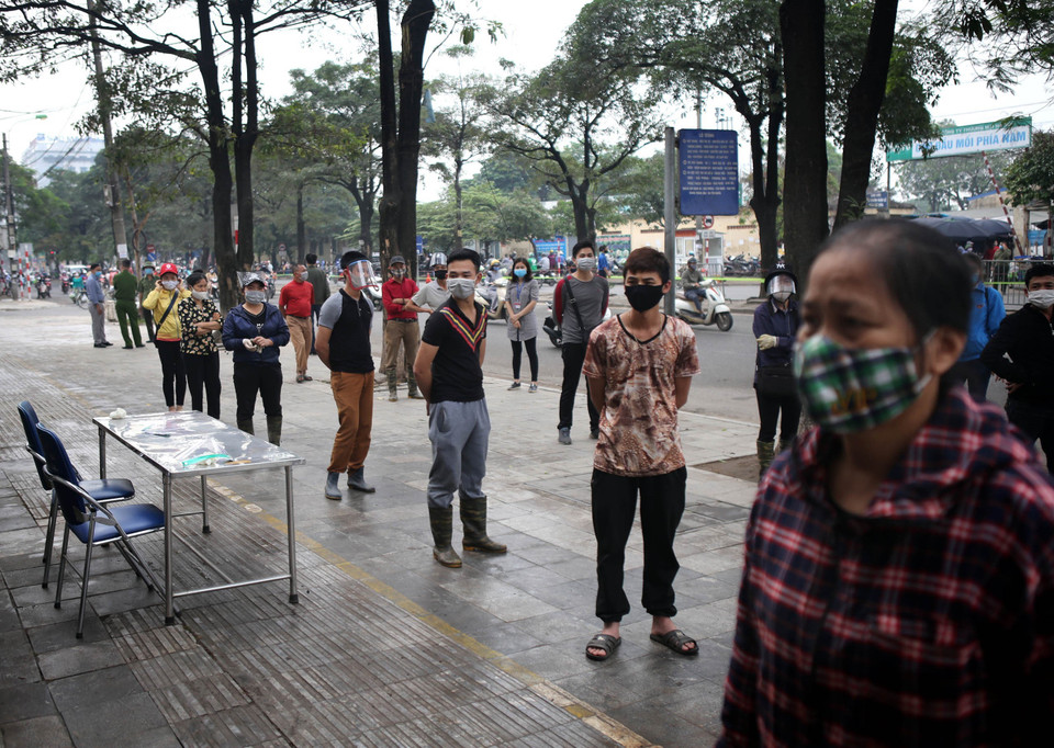 300 tiểu thương kinh doanh tại chợ đầu mối hoa quả Hoàng Mai sẽ được lấy mẫu máu xét nghiệm nhanh COVID-19 trong ngày 18/4. (Ảnh: Danh Lam/TTXVN)