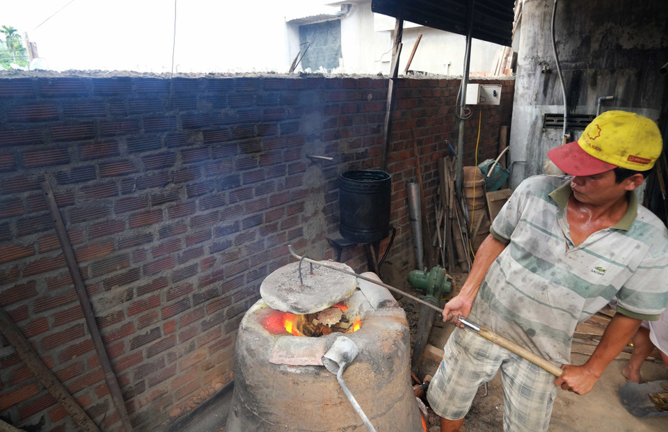 Đồng được nấu trong khoảng 12 giờ cho tan chảy trước khi đổ vào khuôn đúc. (Ảnh: Nguyễn Dũng/TTXVN)