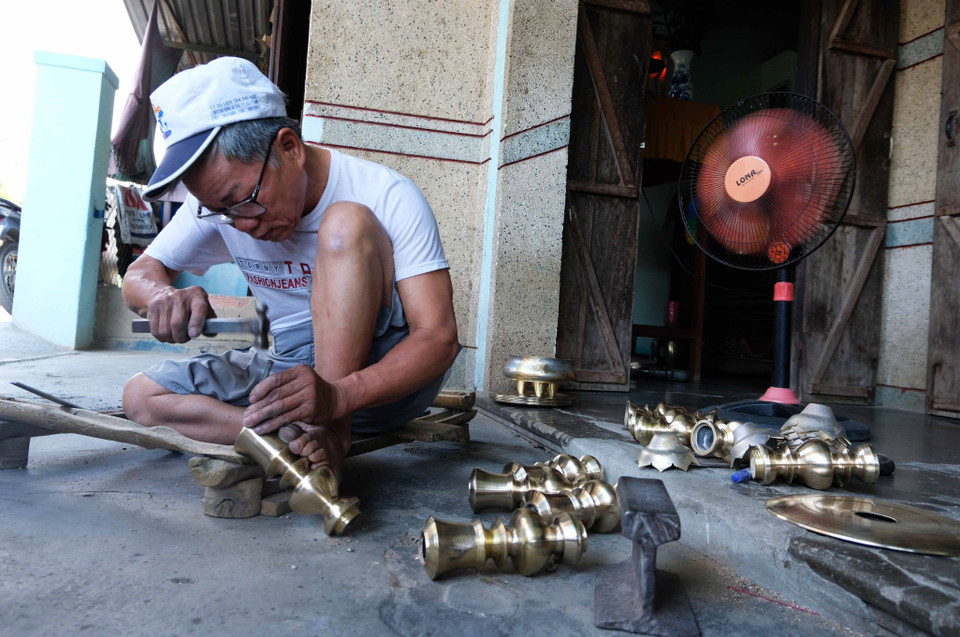 Ông Trần Thiện (65 tuổi) có tuổi nghề 50 năm cũng trợ giúp gia đình khi vào mùa cao điểm Tết. (Ảnh: Nguyễn Dũng/TTXVN)