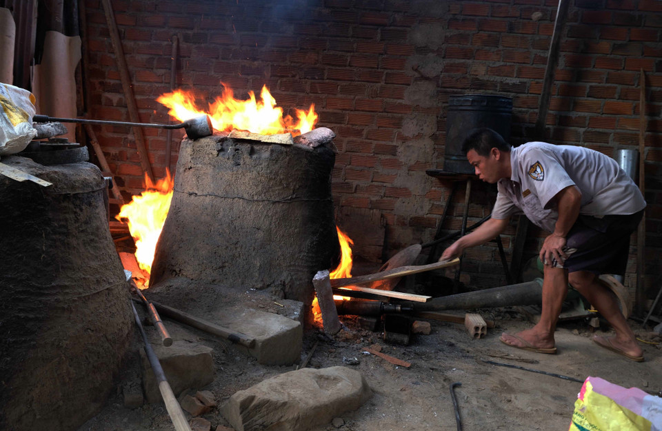 Dịp gần Tết Nguyên đán, lò nung của nhiều hộ sản xuất luôn đỏ lửa để kịp phục vụ thị trường. (Ảnh: Nguyễn Dũng/TTXVN)