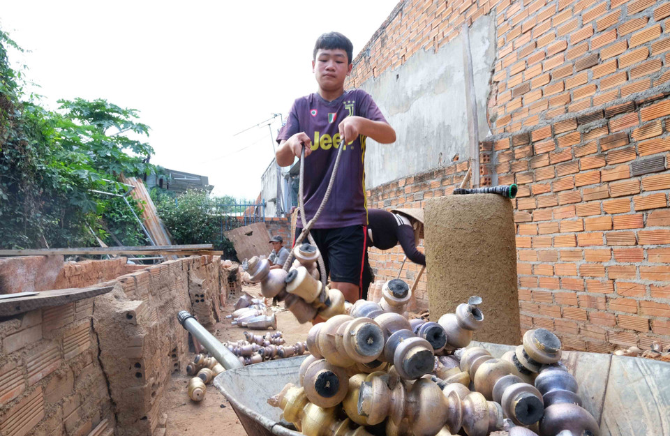 Sản phẩm đồng thô sau khi ra lò.(Ảnh: Nguyễn Dũng/TTXVN)