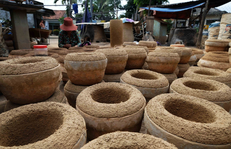 Khuôn đúc bằng đất đã hoàn thiện, chờ phơi khô trước khi đưa đến lò đúc đồng. (Ảnh: Nguyễn Dũng/TTXVN)