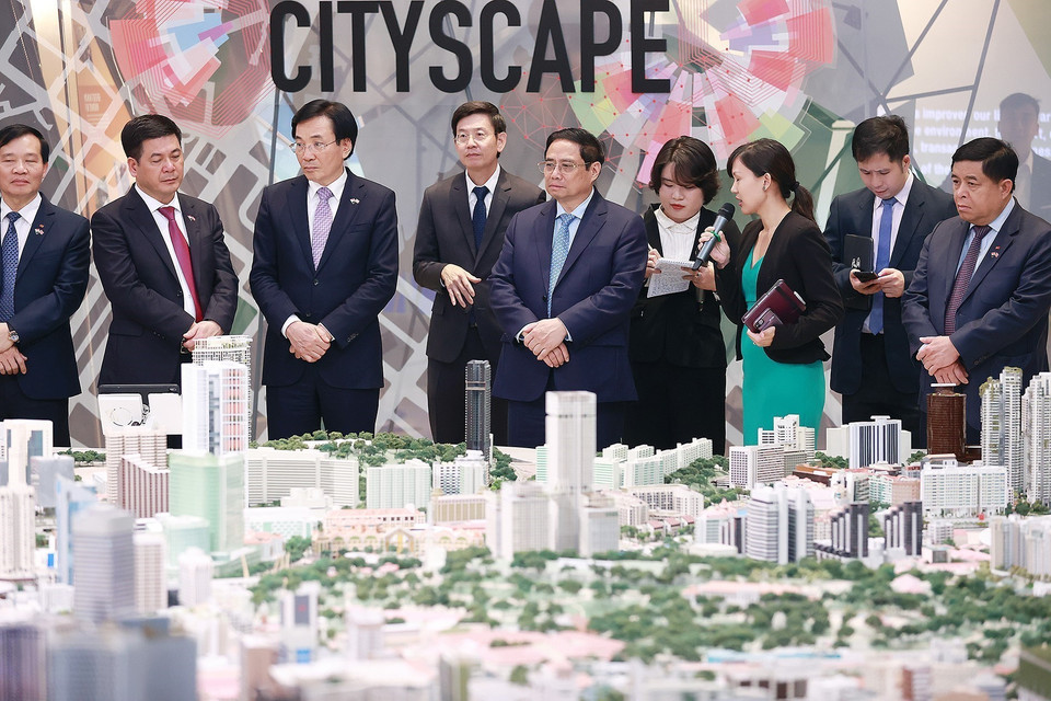 Thủ tướng Phạm Minh Chính thăm Triển lãm quy hoạch quốc gia thông minh Singapore tại Trung tâm URA. (Ảnh: Dương Giang/TTXVN)