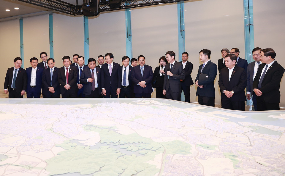 Thủ tướng Phạm Minh Chính thăm Triển lãm quy hoạch quốc gia thông minh Singapore tại Trung tâm URA. (Ảnh: Dương Giang/TTXVN)