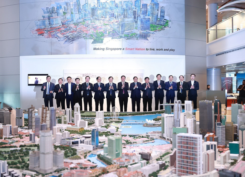 Thủ tướng Phạm Minh Chính và các đại biểu thăm Triển lãm quy hoạch quốc gia thông minh Singapore tại Trung tâm URA. (Ảnh: Dương Giang/TTXVN)