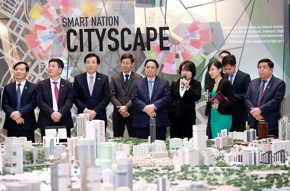 Thủ tướng Phạm Minh Chính thăm Triển lãm quy hoạch quốc gia thông minh Singapore tại Trung tâm URA. (Ảnh: Dương Giang/TTXVN)