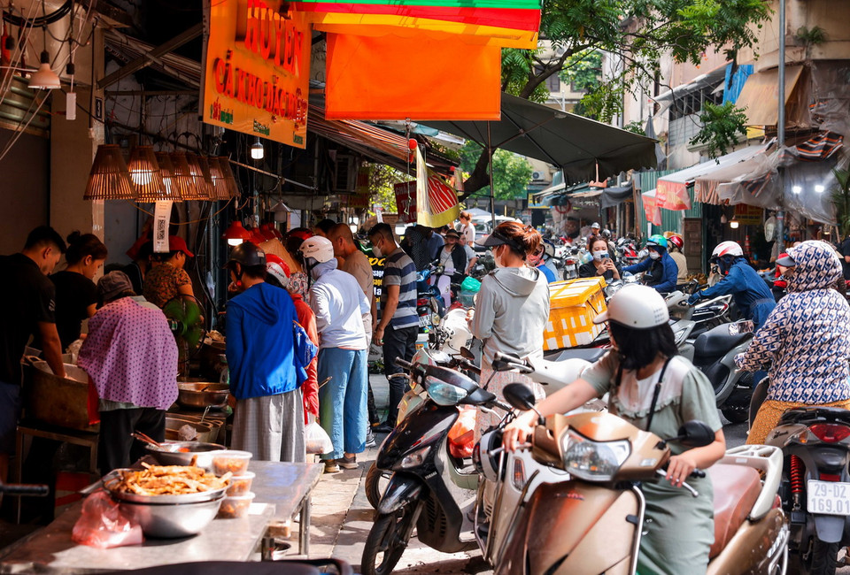 Chợ Hàng Bè đón nhiều người dân đến mua sắm trước cơn bão số 3. (Ảnh: Hoàng Hiếu/TTXVN)