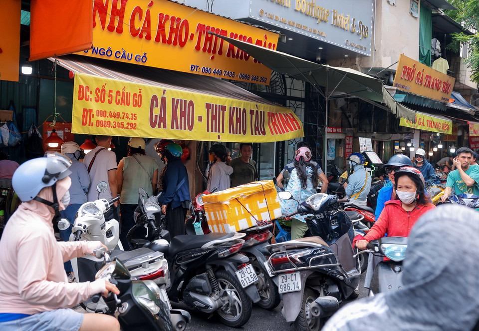 Chợ Hàng Bè đón nhiều người dân đến mua sắm trước khi cơn bão số 3 đổ bộ. (Ảnh: Hoàng Hiếu/TTXVN)