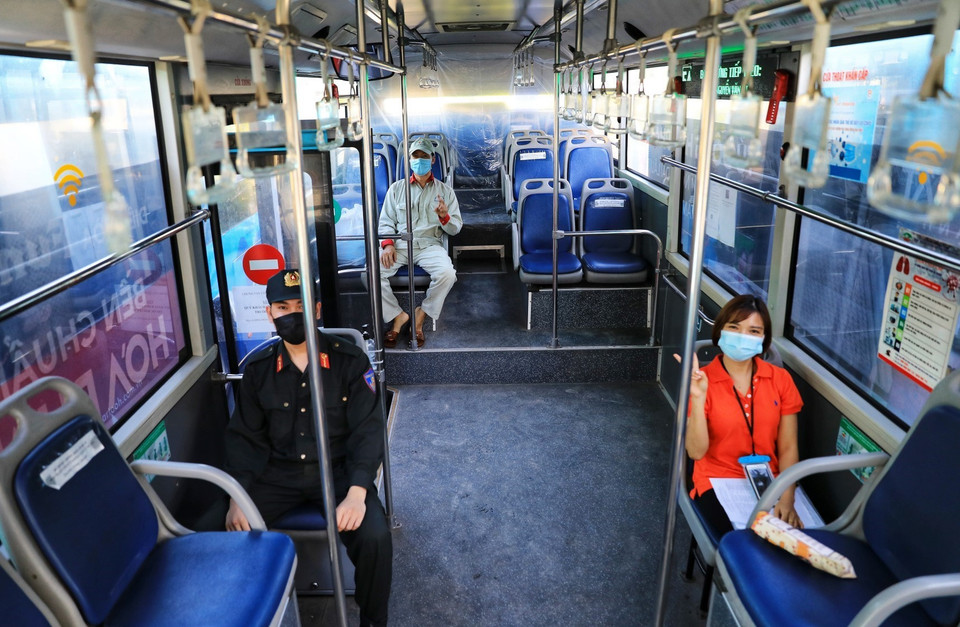 Trên xe vận chuyển đều có đại diện cơ quan y tế và lực lượng cảnh sát cơ động đi theo xe để quản lý danh sách hành khách. (Ảnh: Thành Đạt/TTXVN)