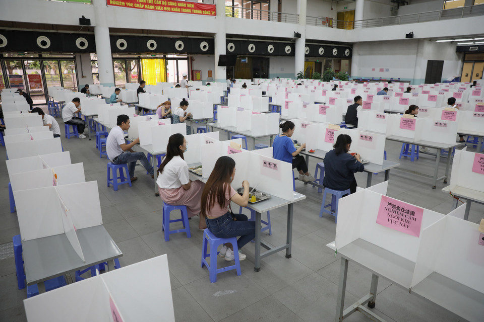 Khu bàn ăn có vách ngăn dành cho 6 người được rút xuống còn 3 người để phòng, chống dịch tại Công ty TNHH Fuhong Precision Component. (Ảnh: Danh Lam/TTXVN)