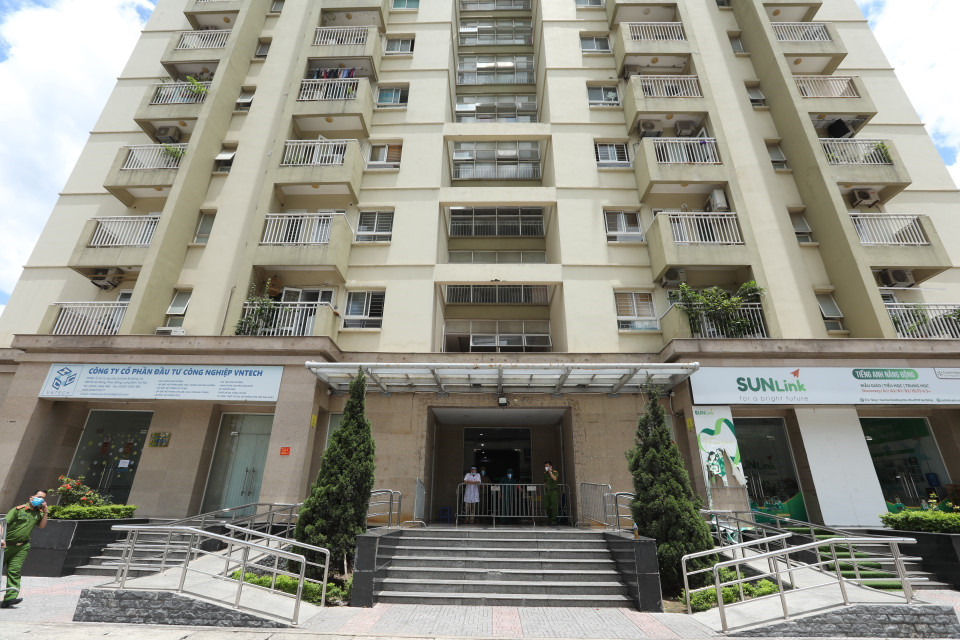 Tạm thời phong tỏa Tòa N03A khu đô thị mới Sài Đồng để tiến hành truy vết, phục vụ công tác phòng, chống dịch COVID-19. (Ảnh: Minh Quyết/TTXVN)