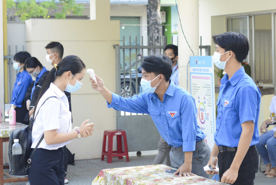 Tại điểm trường THPT Trần Phú (quận Hải Châu, thành phố Đà Nẵng) việc đo thân nhiệt, rửa tay sát khuẩn thực hiện kỹ càng. (Ảnh: Văn Dũng/TTXVN)