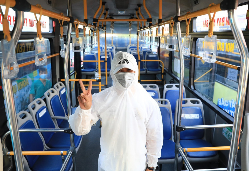 Lái xe được lựa chọn những người có sức khỏe tốt, ý thức trách nhiệm cao, trong suốt quá trình thực hiện nhiệm vụ phải đeo khẩu trang, mặc quần áo bảo hộ phòng chống dịch theo quy định. (Ảnh: Thành Đạt/TTXVN)