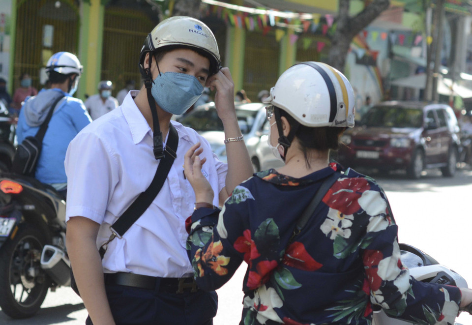 Thí sinh được phụ huynh chở đến cổng trường trong buổi thi đầu tiên của Kỳ thi tuyển sinh lớp 10. (Ảnh: Văn Dũng/TTXVN)