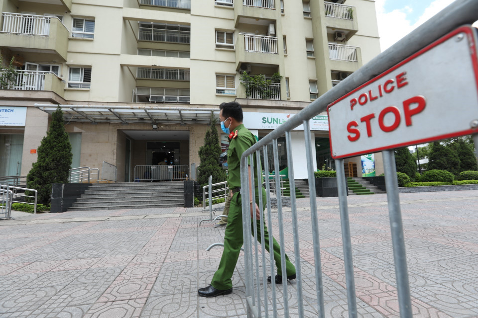 Lực lượng chức năng lập hàng rào, phong tỏa tạm thời tòa N03A khu đô thị mới Sài Đồng, phường Phúc Đồng, quận Long Biên. (Ảnh: Minh Quyết/TTXVN)