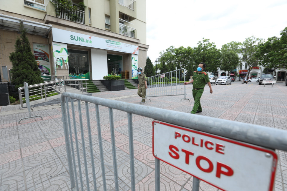 Lực lượng chức năng lập hàng rào, phong tỏa tạm thời tòa N03A khu đô thị mới Sài Đồng, phường Phúc Đồng, quận Long Biên. (Ảnh: Minh Quyết/TTXVN)