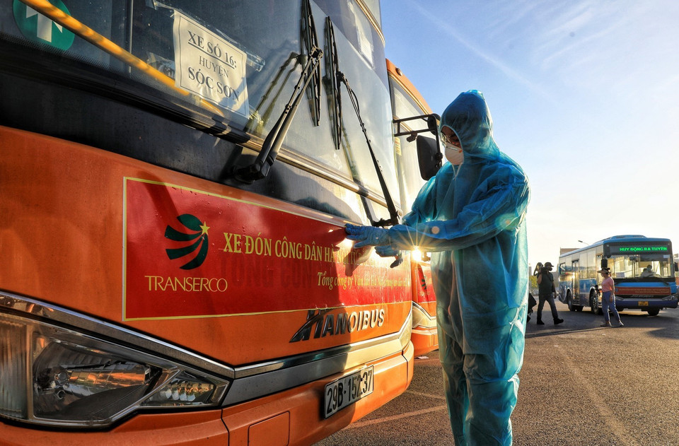 Từ 5 giờ sáng 15/6, lực lượng chức năng tiến hành dán băng rôn, khẩu hiệu cho đoàn xe đón 286 công dân từ Bắc Giang về. 