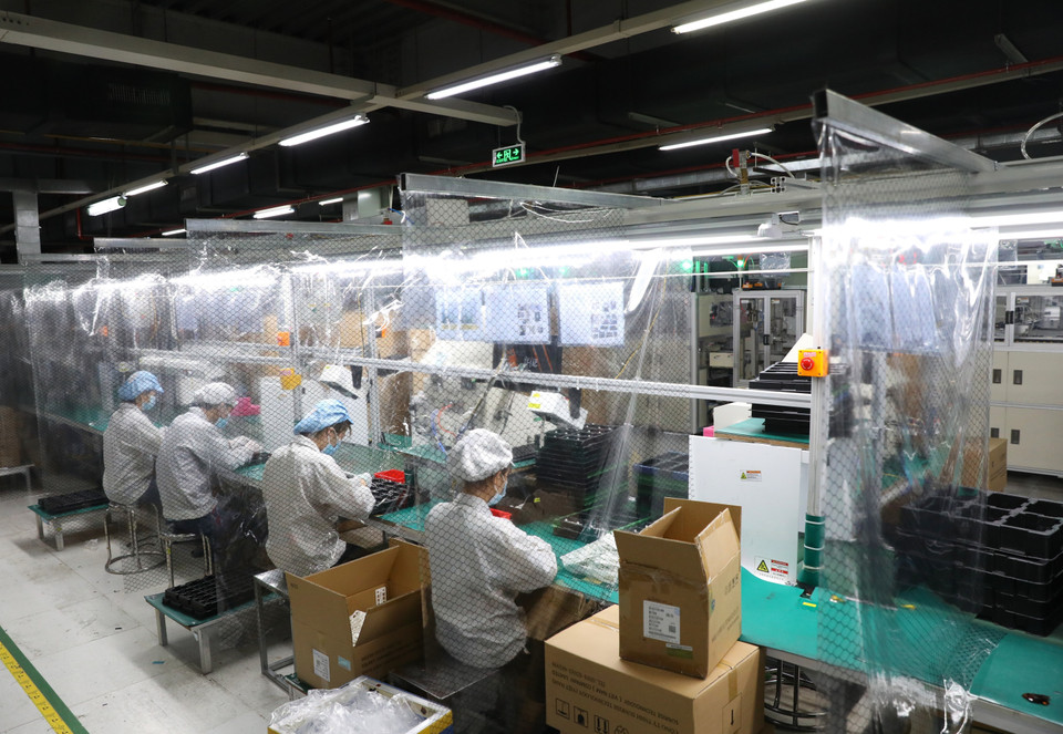 Khu sản xuất đông người có màn chắn để phòng, chống dịch tại Công ty TNHH Fuhong Precision Component. (Ảnh: Danh Lam/TTXVN)